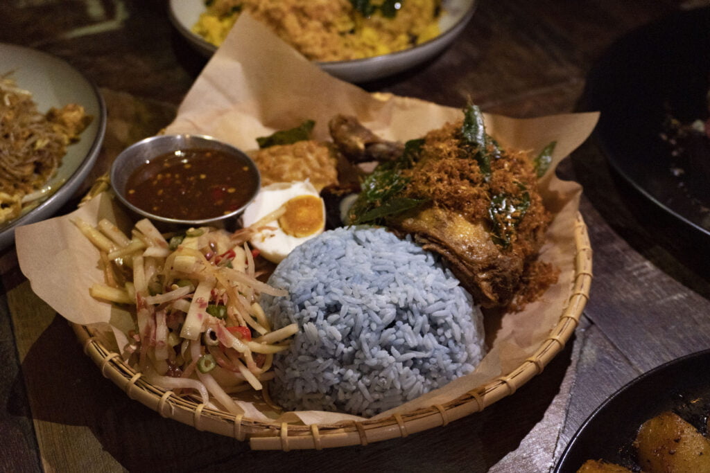 Menyajikan Makanan Fusion Unik, Anda Mesti Cuba Menu Di Kantin at The Granary Kuching