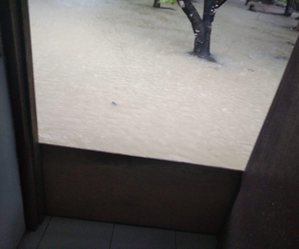 Elak Air Banjir Masuk Rumah, Wanita Kongsi Cara Kreatif Dengan Hadang Pintu Guna “Plywood”