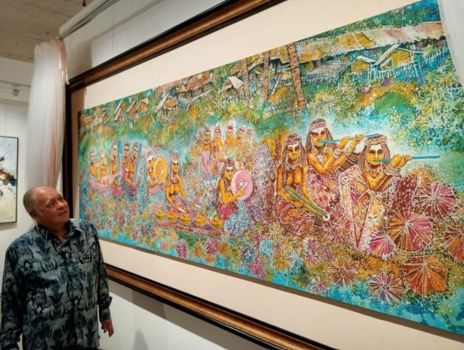 Karya Pernah Dibeli Ratu Elizabeth II, Kini Artis Sarawak Ini Cipta Rekod Baru Lancar Lukisan Batik Terbesar