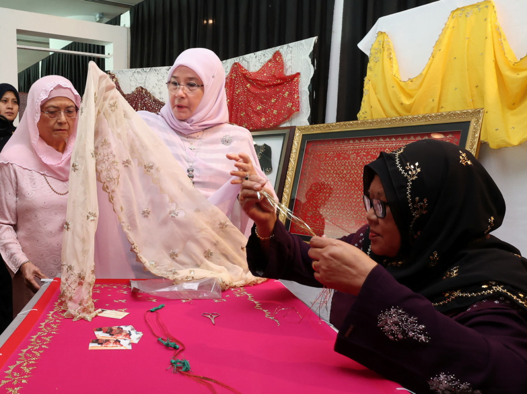 Untuk Pameran Umum, Raja Permaisuri Agong Hadiahkan Keringkam Usia 35 Tahun Buat Sarawak
