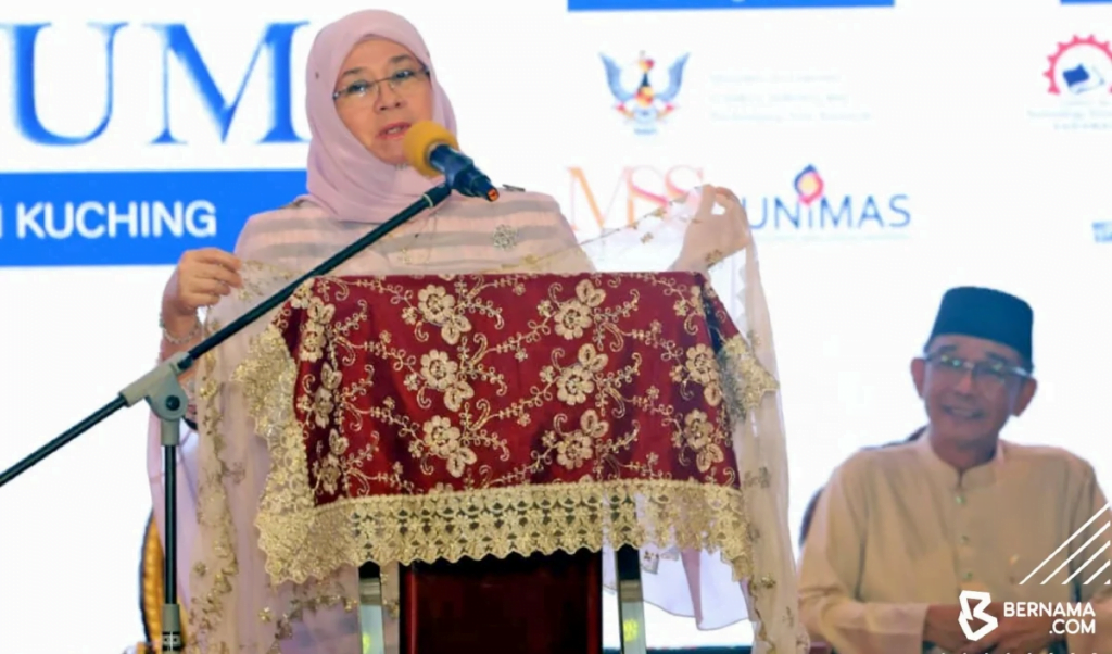 Untuk Pameran Umum, Raja Permaisuri Agong Hadiahkan Keringkam Usia 35 Tahun Buat Sarawak