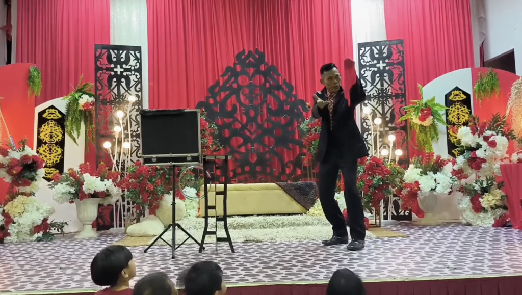 Unik Dan Rare, 'Magic Show' Di Majlis Kahwin Iban Di Lebor Ini Buatkan Tetamu Teruja