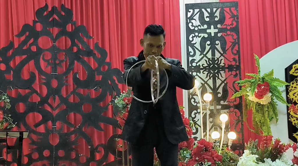 Unik Dan Rare, 'Magic Show' Di Majlis Kahwin Iban Di Lebor Ini Buatkan Tetamu Teruja