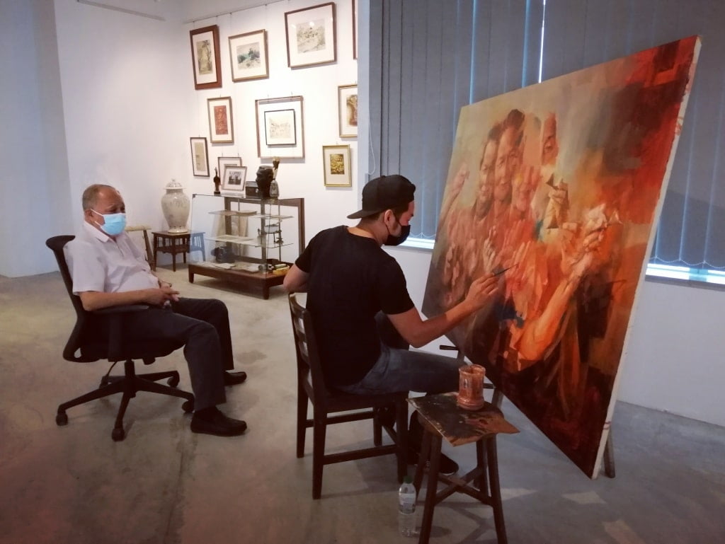 Karya Pernah Dibeli Ratu Elizabeth II, Kini Artis Sarawak Ini Cipta Rekod Baru Lancar Lukisan Batik Terbesar