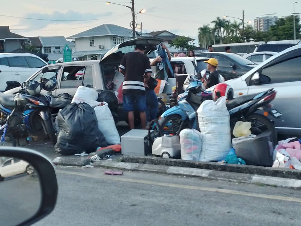 Tular Pusat Kitar Semula BDC Diceroboh, Orang Awam Mengganas Rebut Barangan 'Recycle'