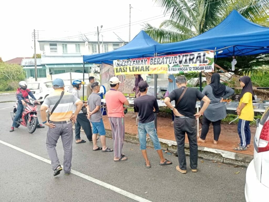 Murah Dan Sedap, Gerai Di Samarahan Ini Jual Nasi Lemak Hanya RM1.50 Sahaja