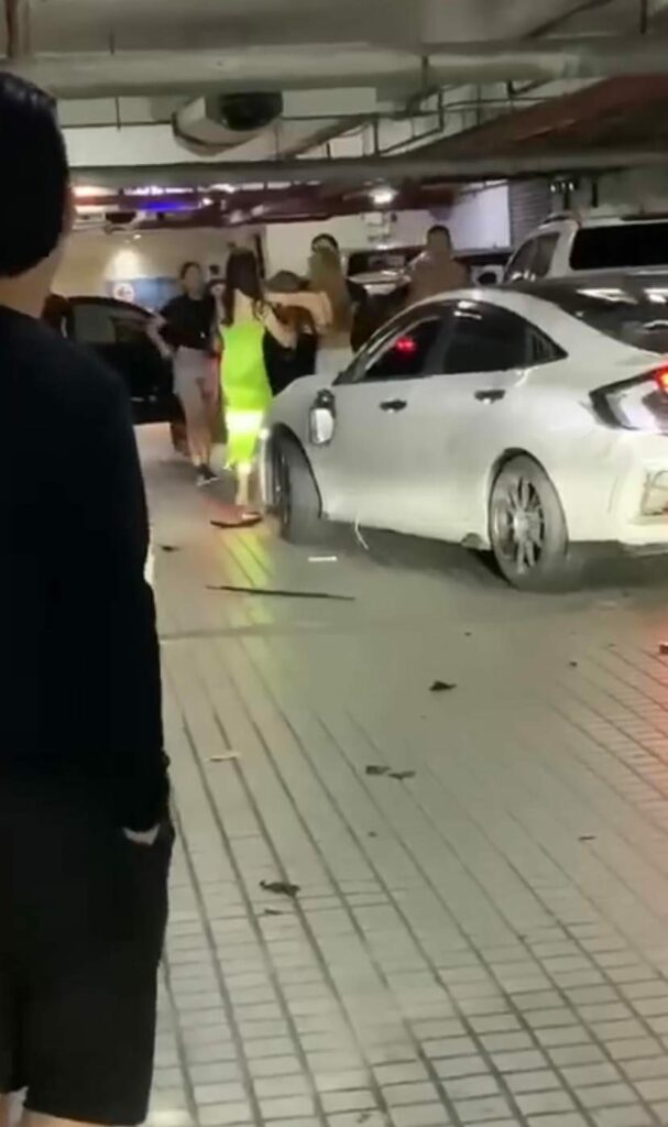 Tular Rakaman Lelaki Mengamuk Tunjuk Samseng Dan Pecah Cermin Kereta Di Miri