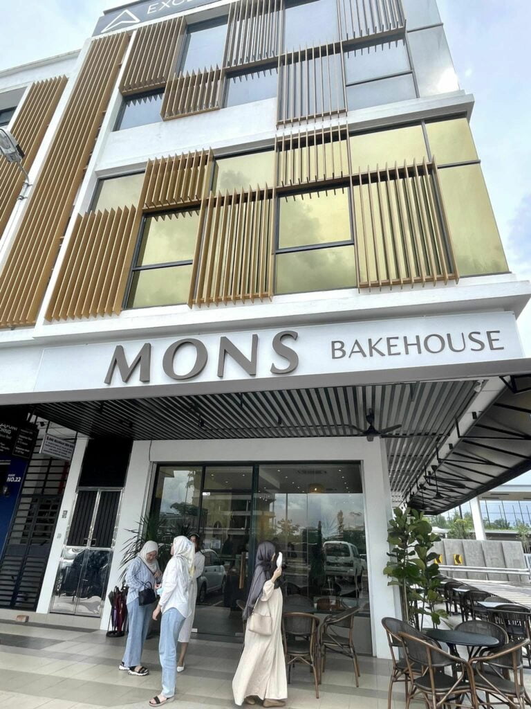 Buat Pencinta Manisan, Anda Wajib Cuba Mons Bakehouse Cafe Di Northbank Tabuan