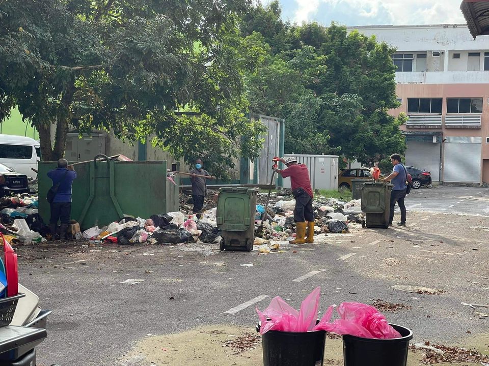 MPKS Turun Padang Bersihkan Tapak Pembuangan Sampah Di Samarahan Raih Pujian Netizen