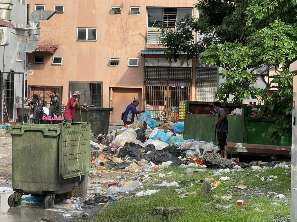 MPKS Turun Padang Bersihkan Tapak Pembuangan Sampah Di Samarahan Raih Pujian Netizen