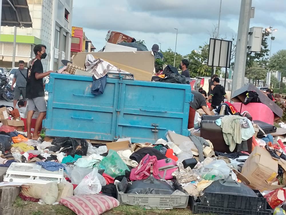 Tular Pusat Kitar Semula BDC Diceroboh, Orang Awam Mengganas Rebut Barangan 'Recycle'