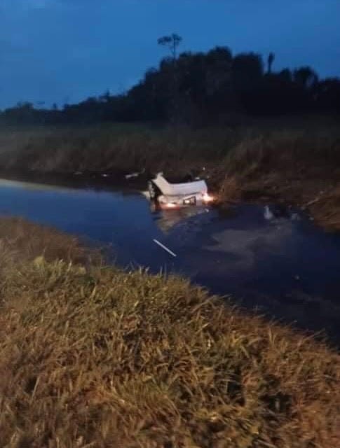 Suami Maut, Isteri Cedera Kereta Dipandu Terbalik Menjunam Dalam Parit Di Sibu