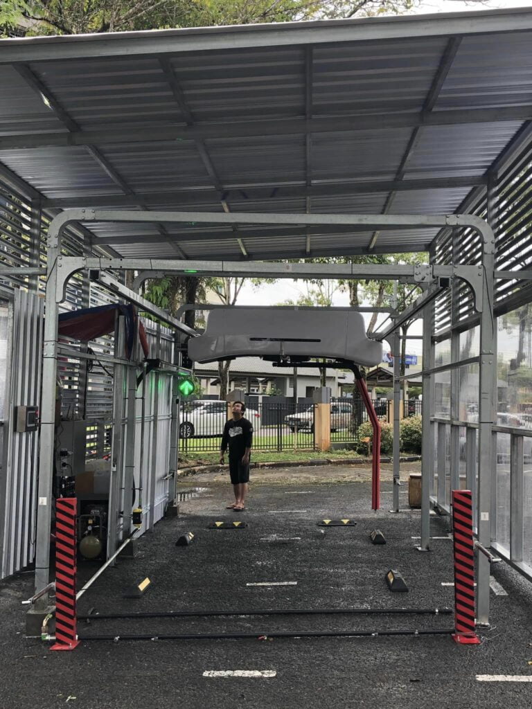 Serendah RM12, Kini Anda Boleh Drivethru Cuci Kereta Guna Robotic Carwash Di Stampark Kuching