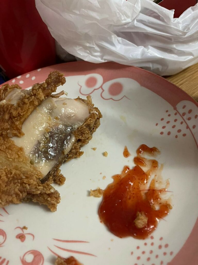 Pelanggan Kecewa Restoran Francais Terkenal Hidang Burger Berkulat Dan Ayam Goreng Mentah