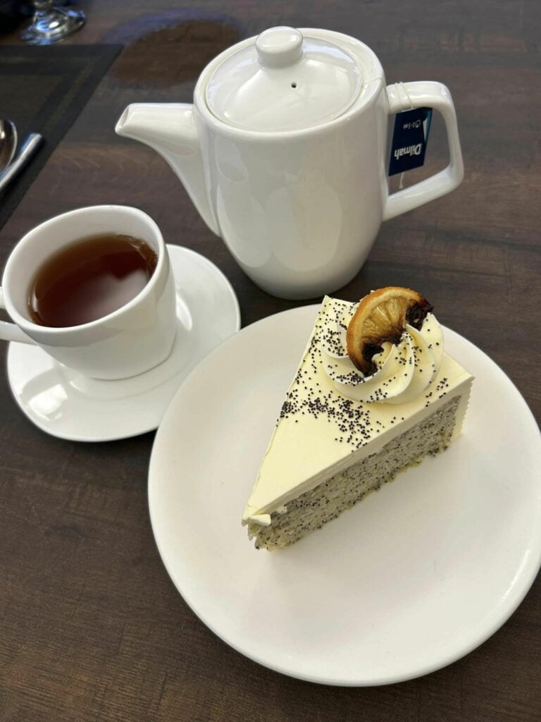 Ala-Ala Fine Dining, 46 Kafe D Boyan Ini Tawar Makanan Enak Serta Pemandangan Indah Kuching