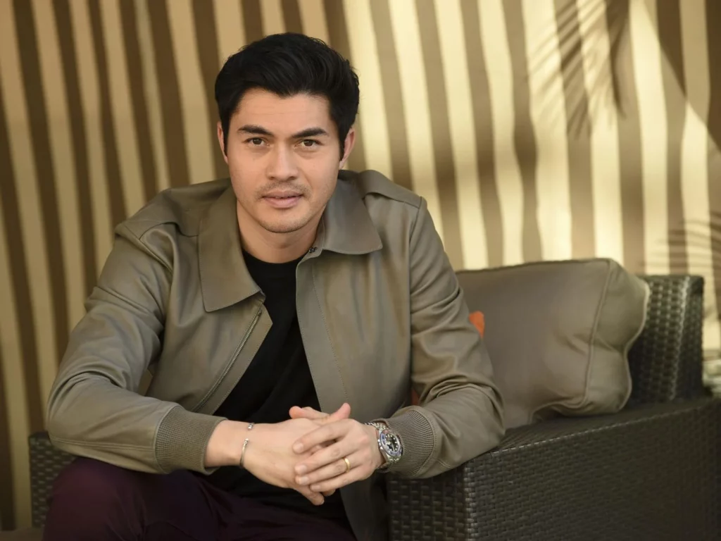 Berdarah Iban, Henry Golding Duduki Tangga Ke-9 Lelaki Paling Kacak Di Dunia Atasi Dwayne Johnson