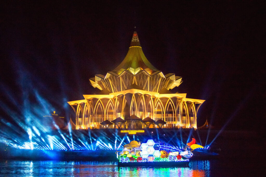 Muzik Bingit Dan Tarian Kurang Sopan 'Cemarkan' Waterfront Kuching, Ini Reaksi Netizen