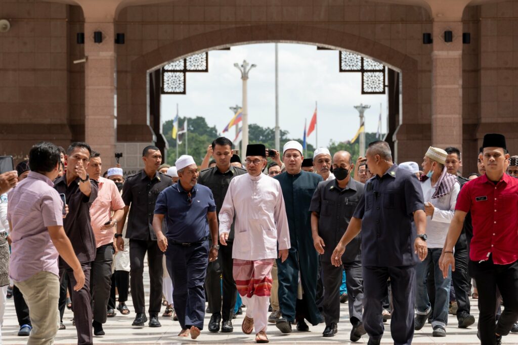 PM Anwar Ibrahim Tunaikan Solat Jumaat Di Kuching, Ini Laluan Trafik Masjid Jamek