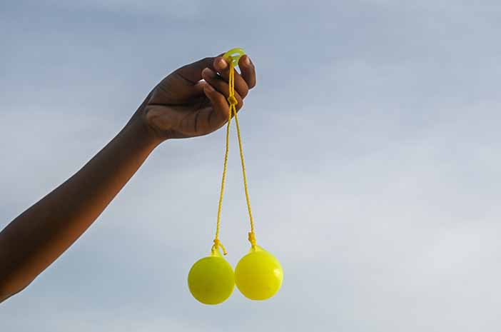 Boleh Menyebabkan Kecederaan, Ibu Bapa Dinasihatkan Untuk Pantau Anak Bermain Lato-Lato