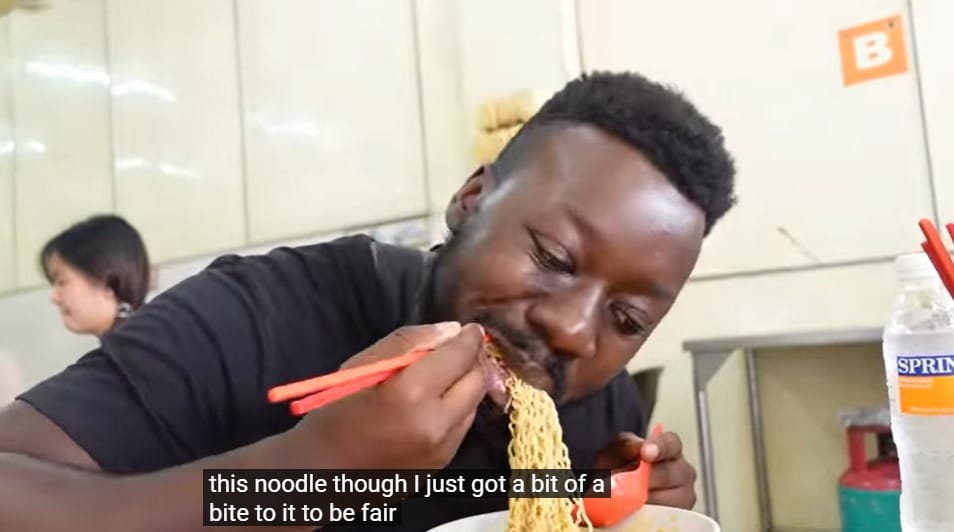 Habiskan Semangkuk Laksa Sarawak, Youtuber Dari UK Ini Akui Kelazatan 'Breakfast Of The God' Ini