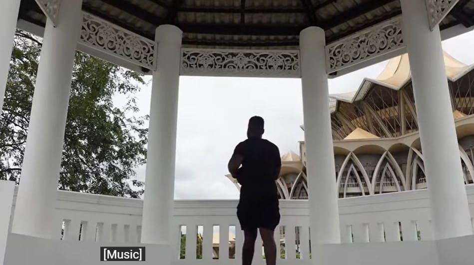 Habiskan Semangkuk Laksa Sarawak, Youtuber Dari UK Ini Akui Kelazatan 'Breakfast Of The God' Ini