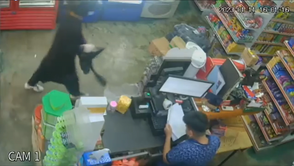 Rompak Kedai 24 Jam Di Matang, Perompak Berjubah Bersenjatakan Parang Sempat Dirakam CCTV