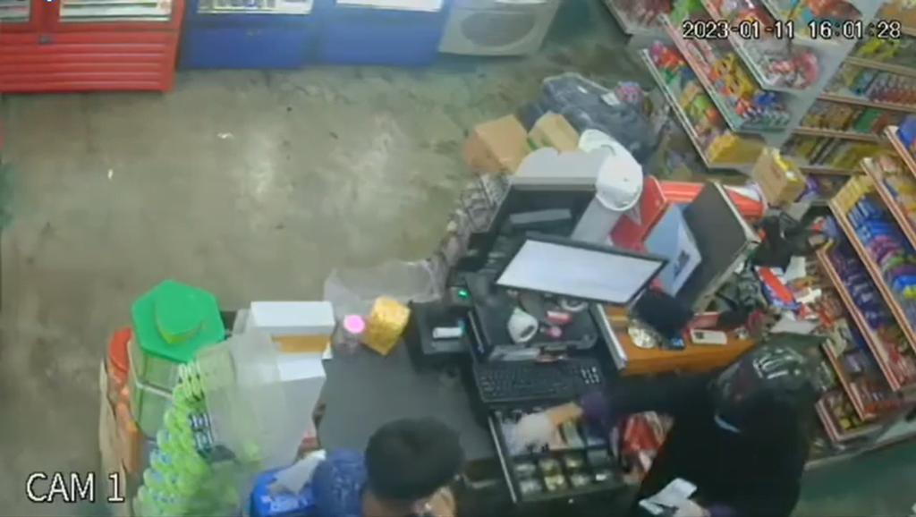 Rompak Kedai 24 Jam Di Matang, Perompak Berjubah Bersenjatakan Parang Sempat Dirakam CCTV