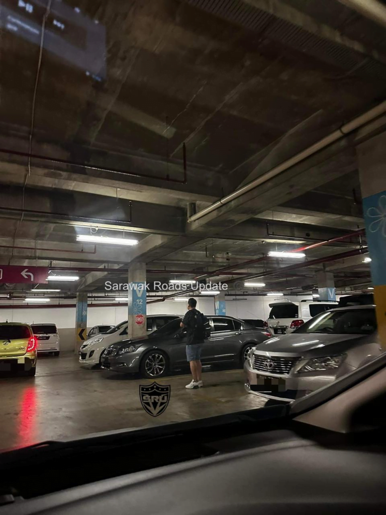 Lagi Sekali Berlaku, Lelaki Ini Selamba Cop Parkir Di The Spring Kuching