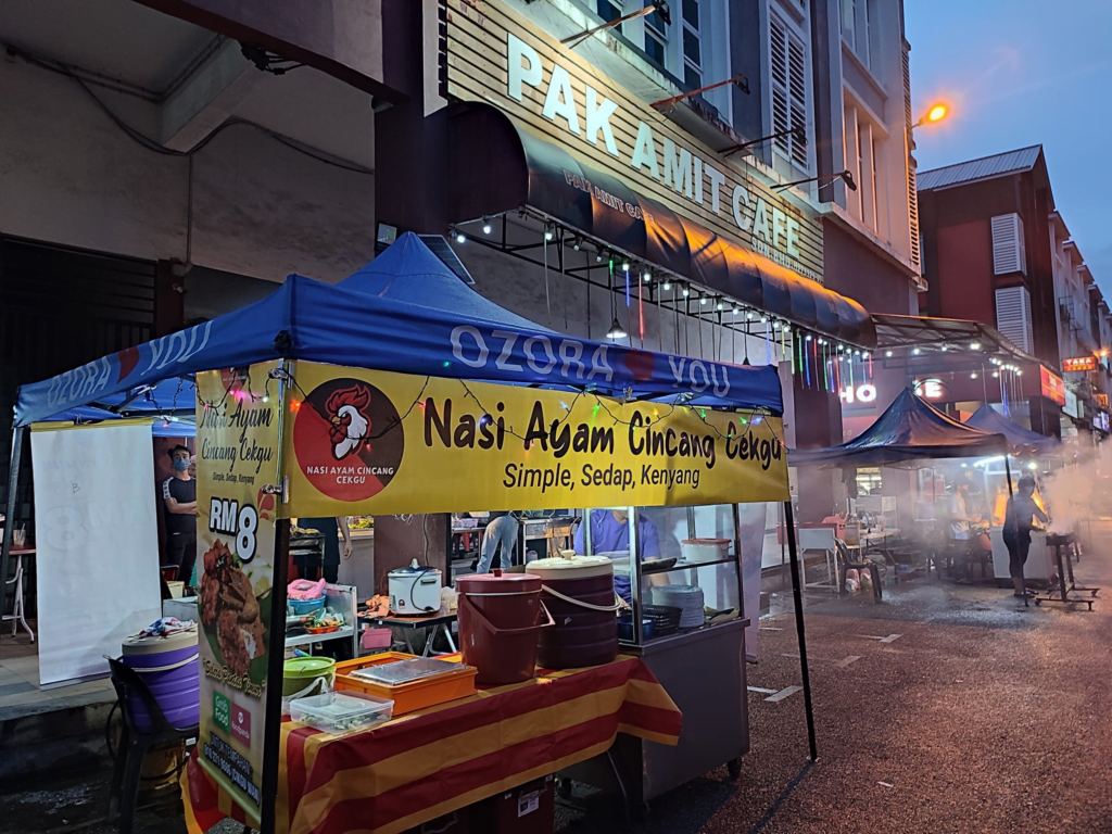Simple Tapi Sedap, Nasi Ayam Cincang Cekgu Di Kuching Ini Digemari Ramai