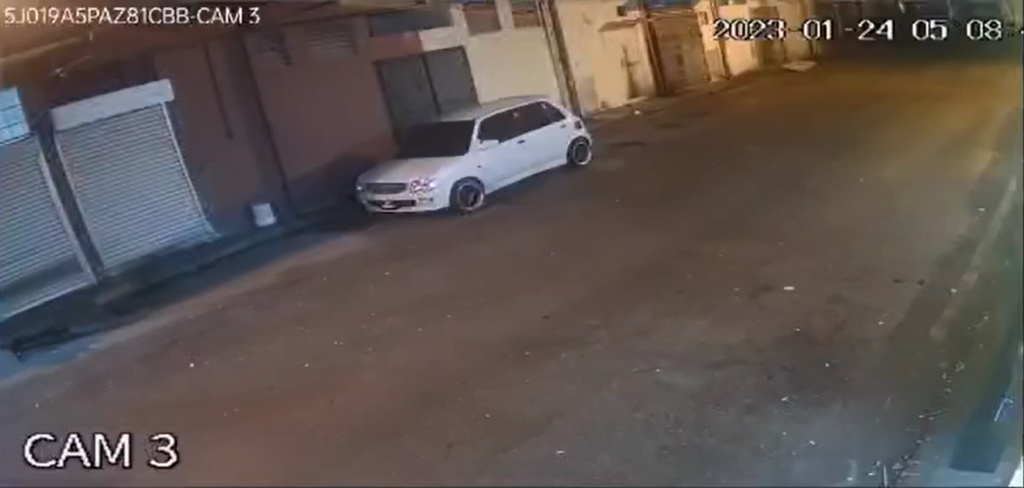 Rompak Kedai Makan Sempat Dirakam CCTV Di Kuching, Netizen Minta Waspada Dengan Kelisa Putih