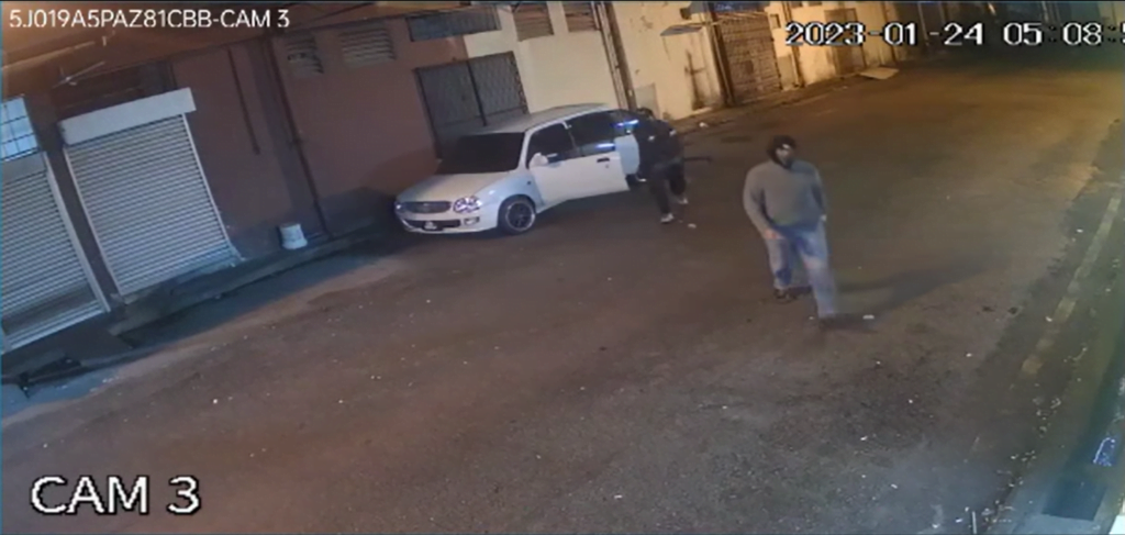 Rompak Kedai Makan Sempat Dirakam CCTV Di Kuching, Netizen Minta Waspada Dengan Kelisa Putih