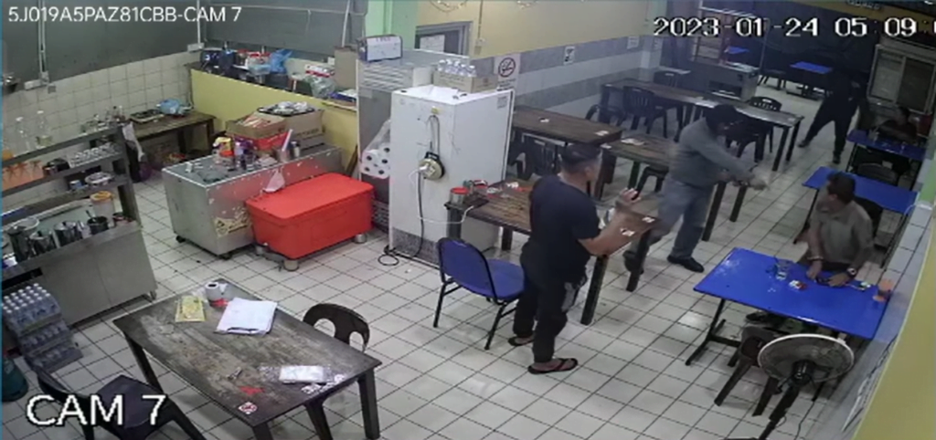 Rompak Kedai Makan Sempat Dirakam CCTV Di Kuching, Netizen Minta Waspada Dengan Kelisa Putih