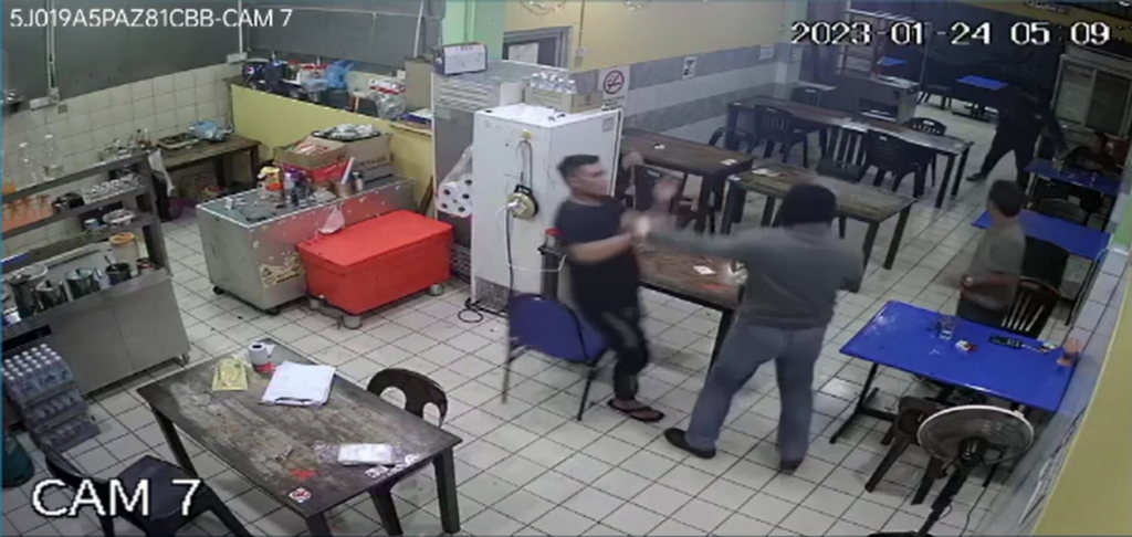 Rompak Kedai Makan Sempat Dirakam CCTV Di Kuching, Netizen Minta Waspada Dengan Kelisa Putih