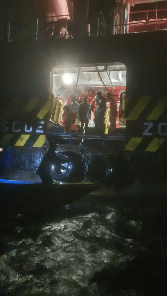 14 Jam Berenang Redah Ombak Setelah Jatuh Bot, Nelayan Dari Sabah Ini Berjaya Selamatkan Diri