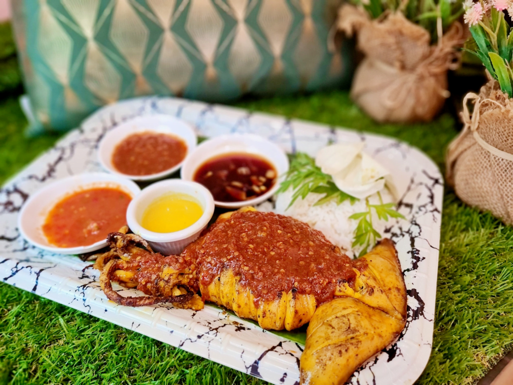 Ada Pelbagai Jenis Lauk Menarik, Anda Perlu Cuba Restoran Dulang Kampung Di Kota Samarahan Ini