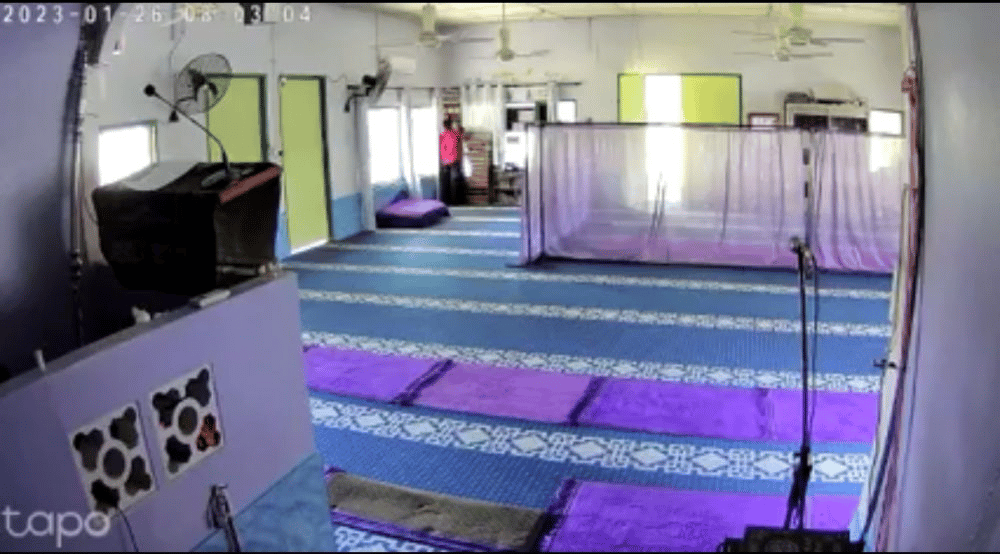 Curi Duit Dari Tabung Masjid, Tindakan Lelaki Di Miri Ini Sempat Dirakam CCTV