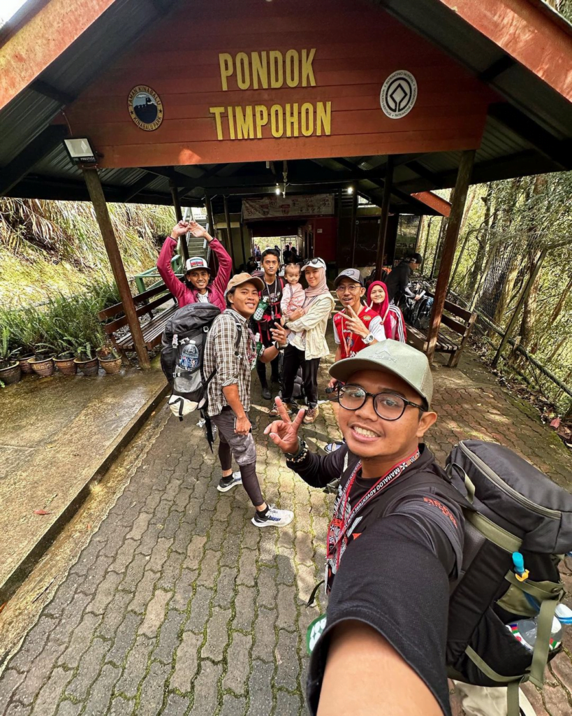 Bawa Bayi 1 Tahun Bersama, Pasangan Ini Sambut Tahun Baru Di Puncak Gunung Kinabalu