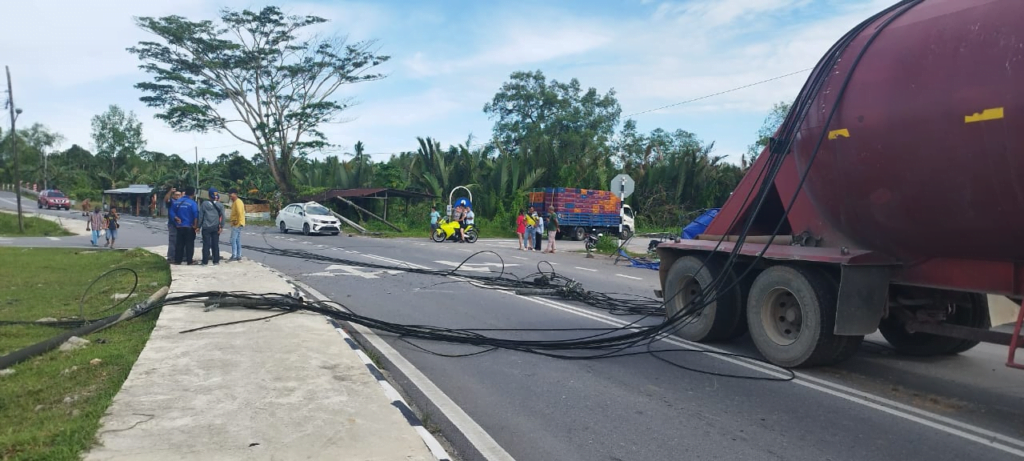 Lori Simen Rempuh Tiang Kabel Komunikasi, Penunggang Motosikal Maut Di Asajaya