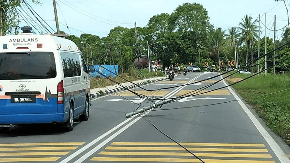 Lori Simen Rempuh Tiang Kabel Komunikasi, Penunggang Motosikal Maut Di Asajaya