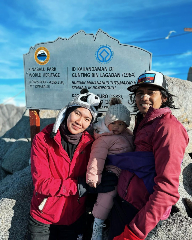 Bawa Bayi 1 Tahun Bersama, Pasangan Ini Sambut Tahun Baru Di Puncak Gunung Kinabalu