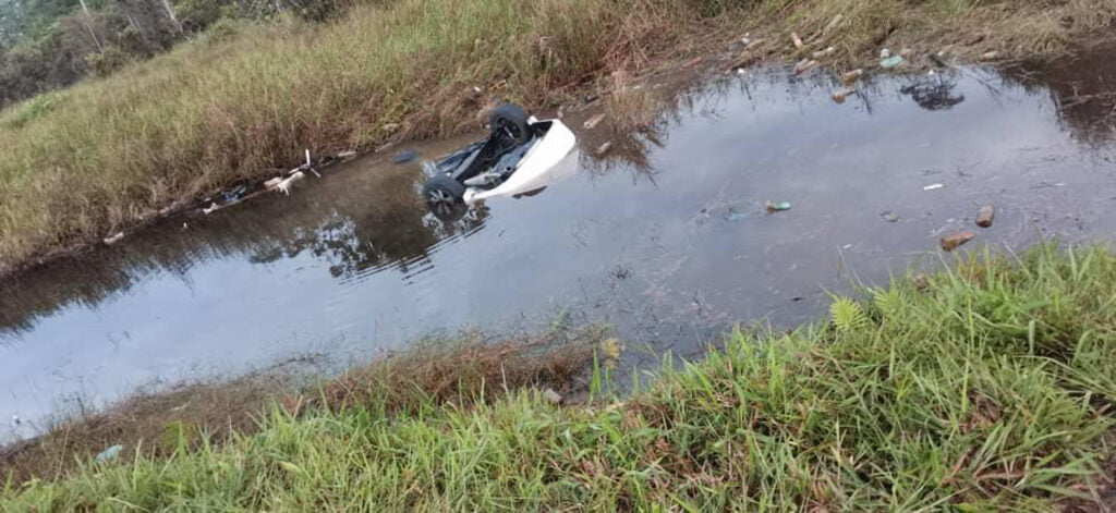 Suami Maut, Isteri Cedera Kereta Dipandu Terbalik Menjunam Dalam Parit Di Sibu