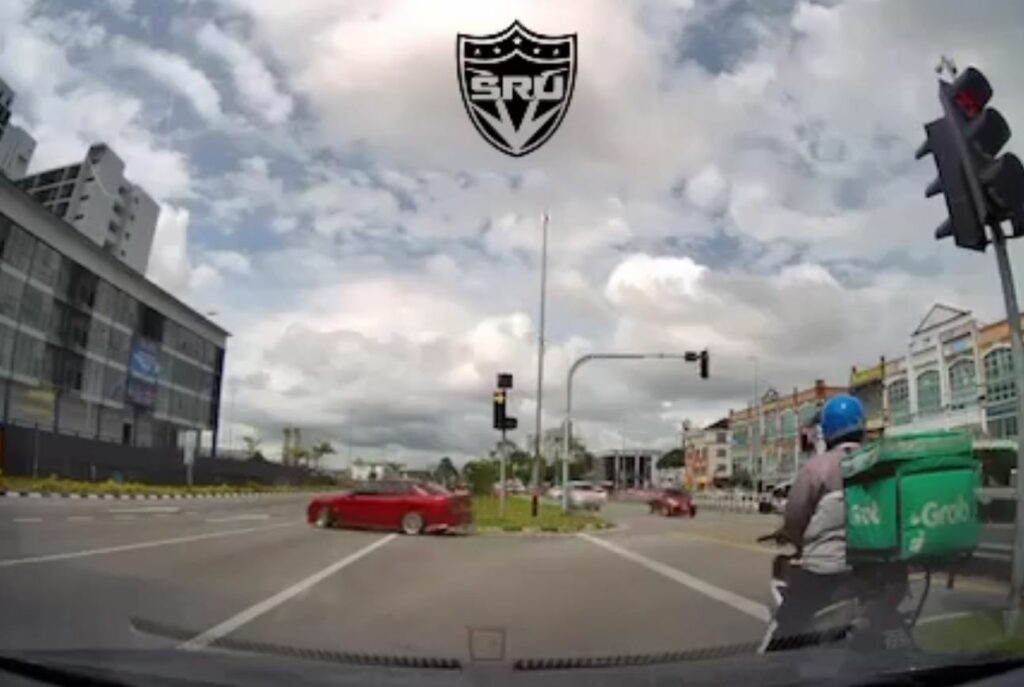Buat U-Turn Secara Haram Di Lampu Isyarat Jalan Ahmad Zaidi Adruce, Kereta Ini Hampir Dilanggar Lori