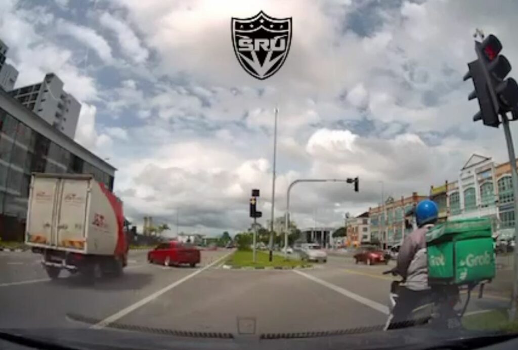 Buat U-Turn Secara Haram Di Lampu Isyarat Jalan Ahmad Zaidi Adruce, Kereta Ini Hampir Dilanggar Lori