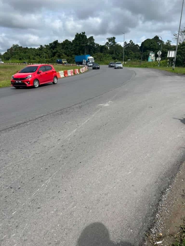 Gara-gara Jalan Berlapis Dan Diturap Ala Kadar, Lelaki Ini Kongsi Jadi Mangsa Kemalangan Di Samarahan