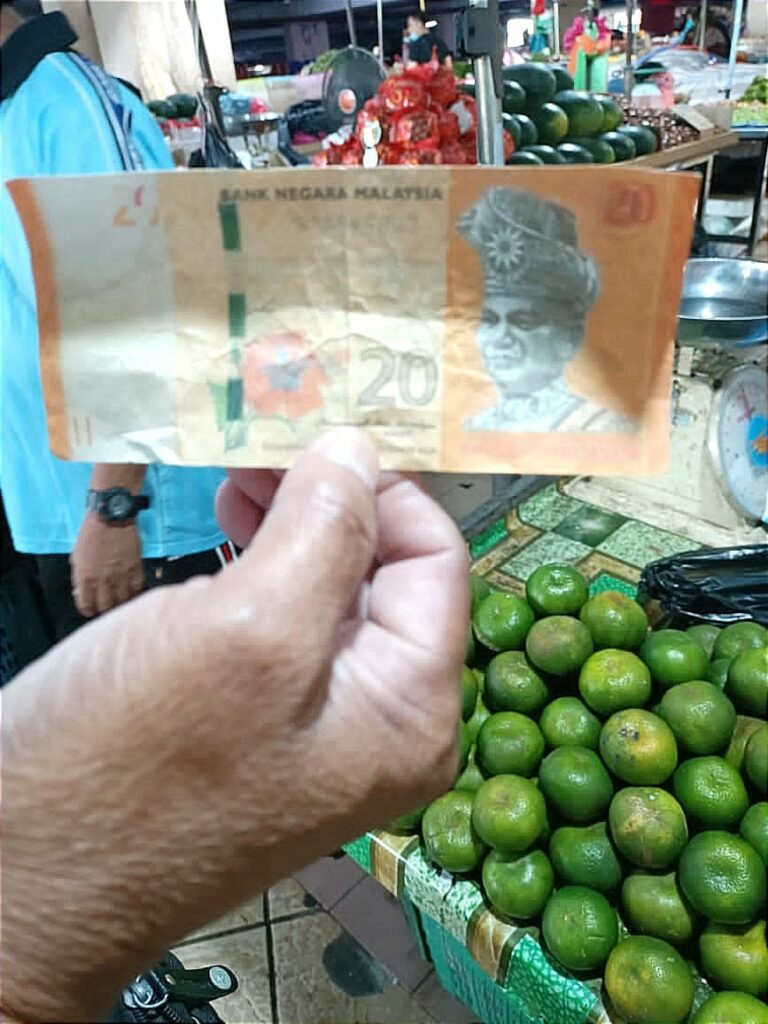 Terima Wang Palsu RM20 Dari Pelanggan Sama, Sekumpulan Peniaga Pasar Tamu Sibu Ini Lapor Polis