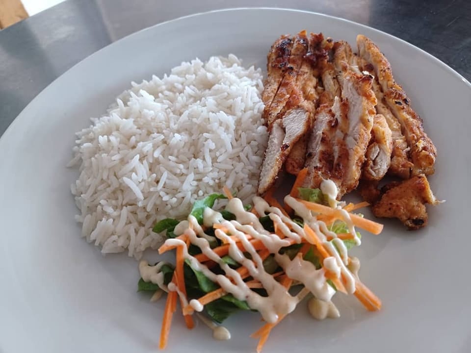 Hanya RM 5, Ini Senarai Kedai Makan Yang Menawarkan 'Menu Rahmah' Di Kuching