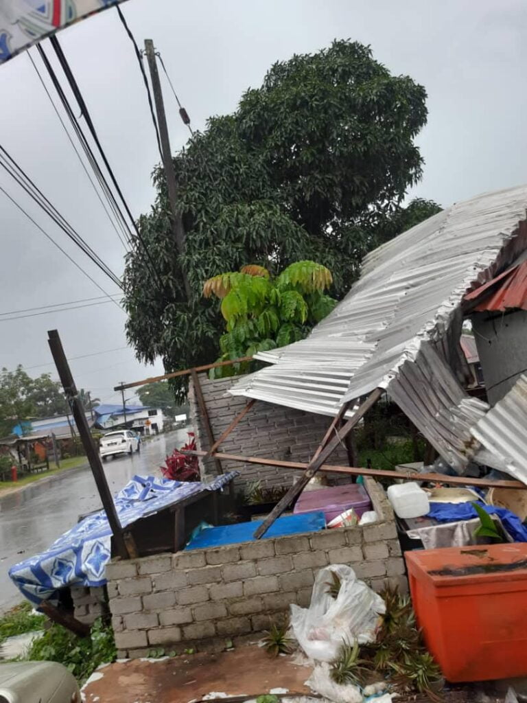 Hujan 12 Jam Tanpa Henti, Penduduk Kampung Buntal Kongsi Keadaan Rumah Musnah Akibat Ribut