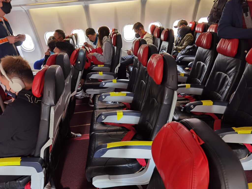 Kecoh Isu Tempat Duduk Penumpang Penuh Dengan Pelekat Kuning, Ini Penjelasan Air Asia