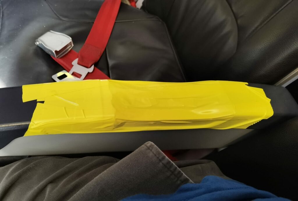 Kecoh Isu Tempat Duduk Penumpang Penuh Dengan Pelekat Kuning, Ini Penjelasan Air Asia