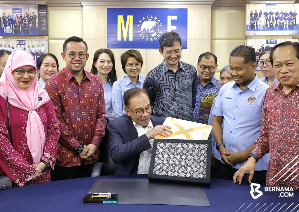 Guna Beg Songket Sarawak Bentang Belanjawan, 'Cita Rasa' Anwar Ibrahim Dipuji Netizen